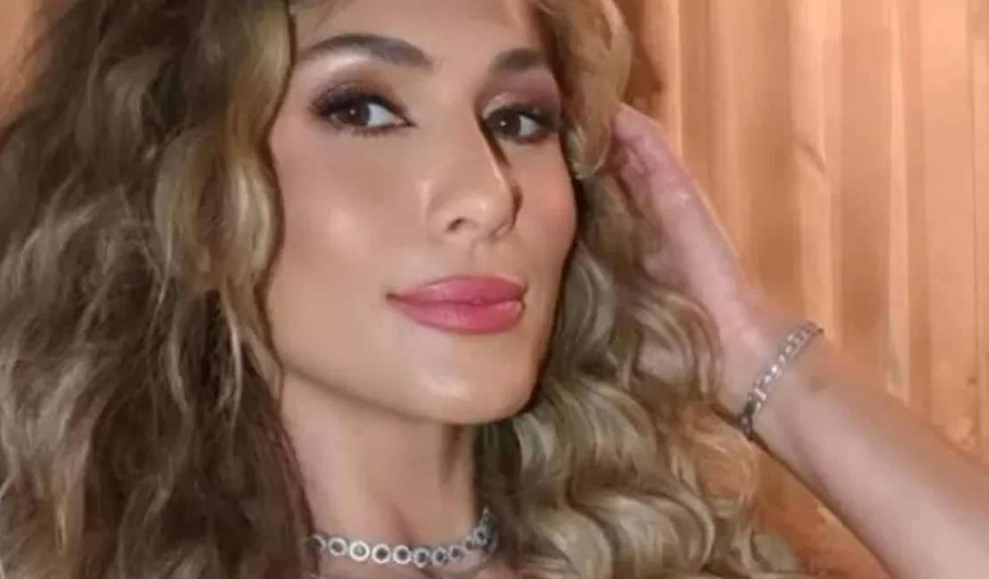 Solteira, Lívia Andrade aparece em produção dourada e comemora: 'Sextou'