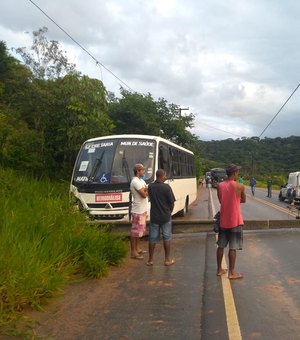 Ônibus colide em poste na rodovia AL 413 em São Luís do Quitunde
