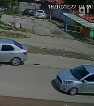 [Vídeo] Homem foge sem pagar conta e arrasta portão de motel por avenida de Olinda