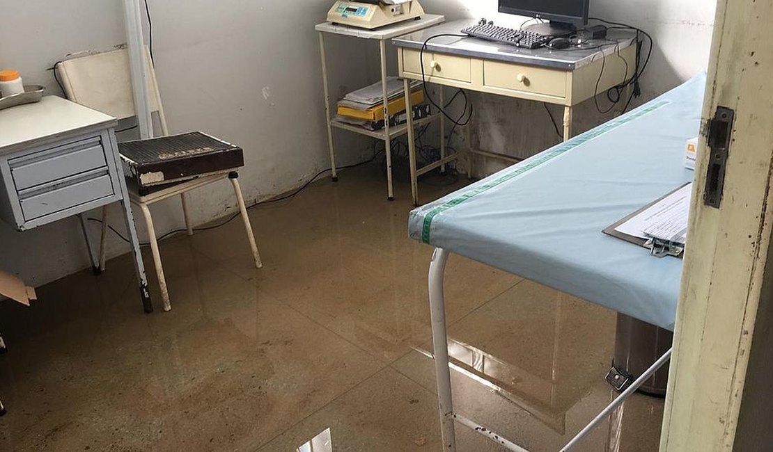 Chuva alaga posto de saúde em Fernão Velho e atendimento é suspenso