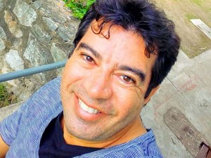 Cantor morre após cair de varanda enquanto tocava violão na Bahia