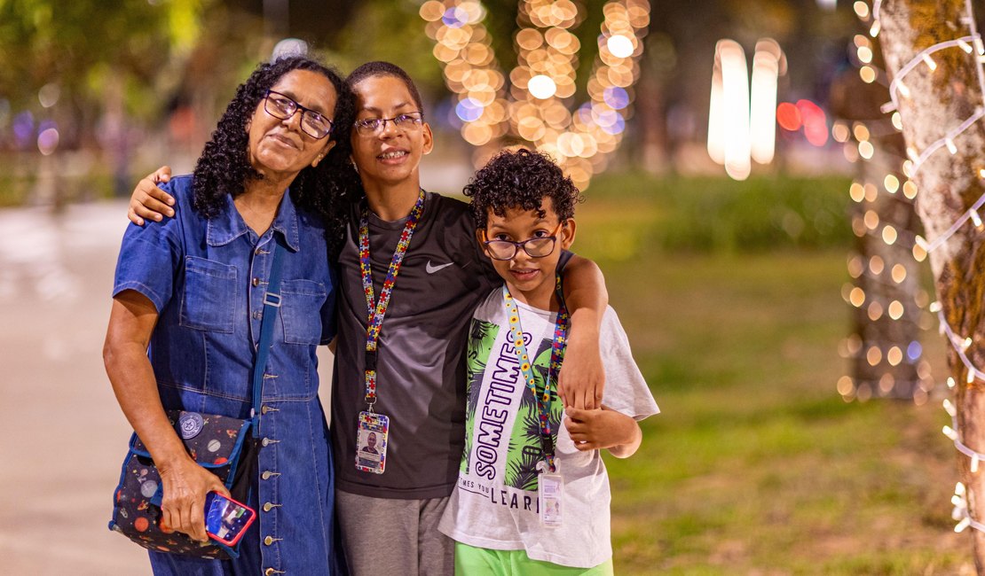 Famílias de Maceió comemoram chegada de luzes e atrações de Natal na Praça Centenário