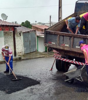 Apesar das chuvas, prefeitura de Arapiraca mantém serviços de pavimentação 