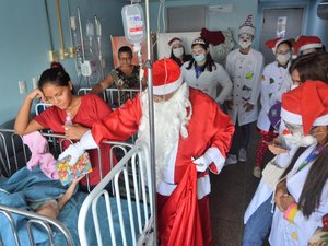 Pediatria do HGE recebe celebração de Natal com lanches e brindes