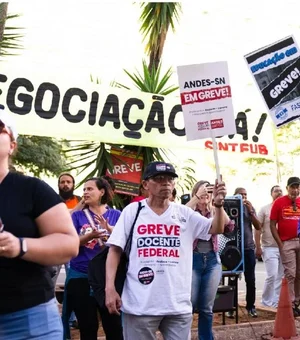 Professores decidem manter greve nas universidades federais após nova oferta do governo Lula