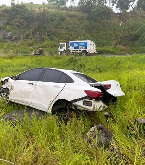 Carro capota na BR-101 e motorista sai ileso: “Foi um Livramento de Deus”