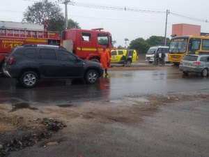 [Vídeo] Ônibus com estudantes colide com traseira de carro de passeio em Arapiraca