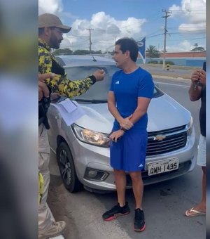 [Vídeo] Deputado bate boca com agentes do DMTT e tenta impedir apreensão de veículo