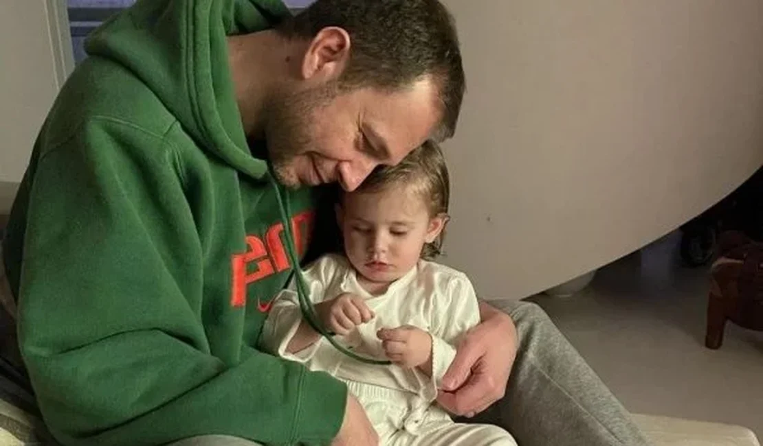 Após um ano de tratamento, Tiago Leifert fala sobre câncer da filha