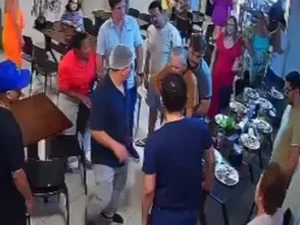 [Vídeo] Policial militar salva idoso de engasgo durante almoço de Dia das Mães, em Maceió
