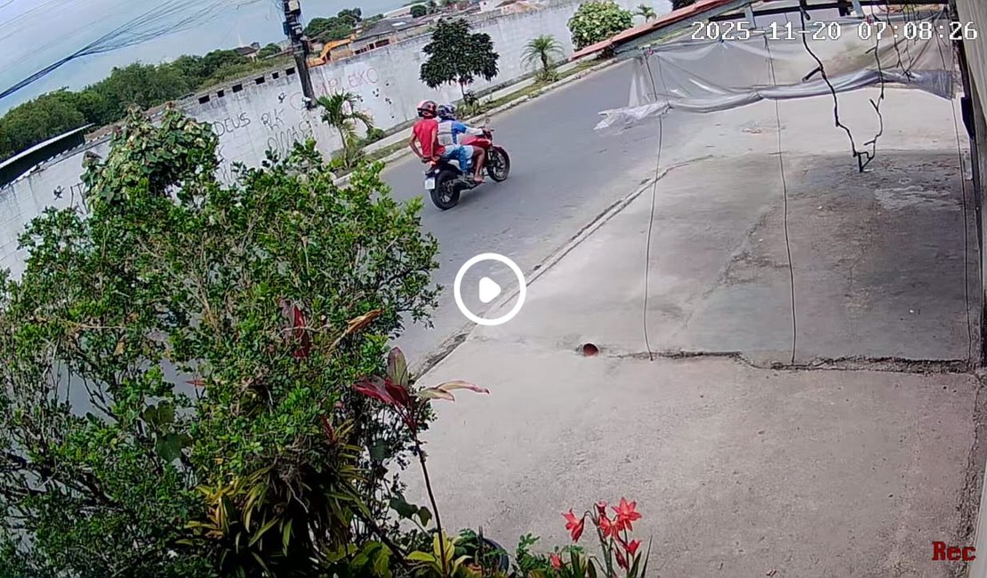 Dupla em moto vermelha é flagrada assaltando mulher na parte alta de Maceió
