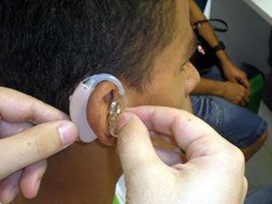 Estudantes com deficiência auditiva vão ter acesso à tecnologia do SUS