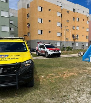 Militares repintam muro pichado com ameaças após prisão de líder do tráfico de drogas