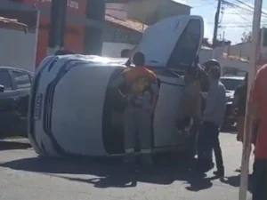 Carro capota no bairro do Poço, em Maceió; um dos ocupantes estava embriagado