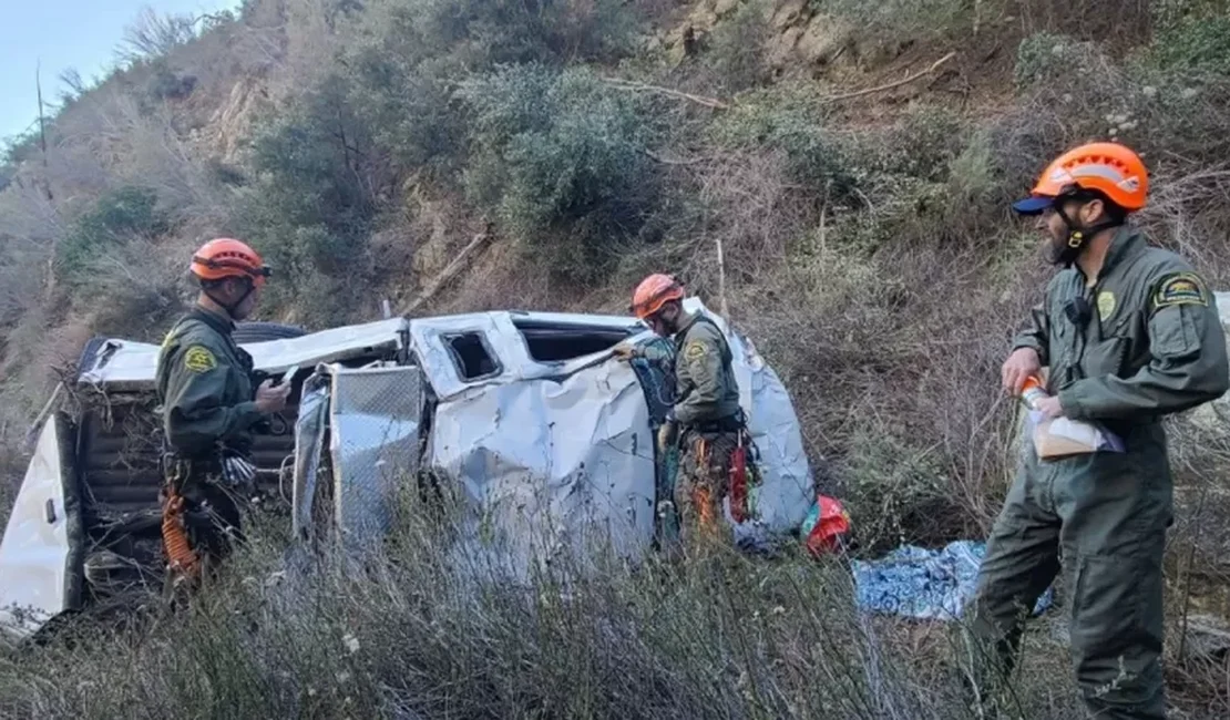 Mulher sobrevive após cair de desfiladeiro com carro e ficar 4 dias presa