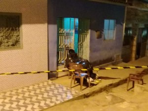 Pistoleiro executa homem na presença de amigos em Arapiraca