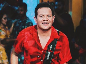 Ximbinha chuta celular de um fã durante show no interior do Pará 