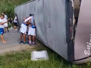 Ônibus com torcedores do Bahia tomba na BR-101 a caminho de jogo contra o Sport