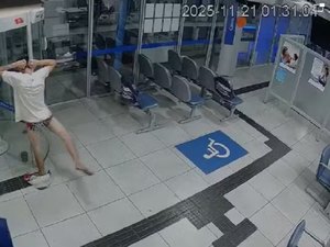 [Vídeo] Ladrão entala em porta giratória e fica de cueca durante invasão a banco