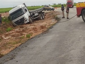 Caminhão sobra em curva da BR 101 em Junqueiro, mas ninguém fica ferido