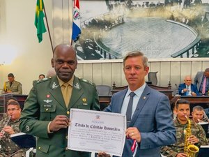 Cabo Bebeto entrega título de Cidadão Honorário de Alagoas ao general André Luiz Aguiar Ribeiro