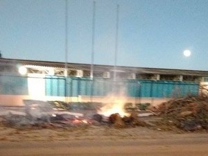 Funcionários botam fogo em lixo em frente a escola e irritam moradores
