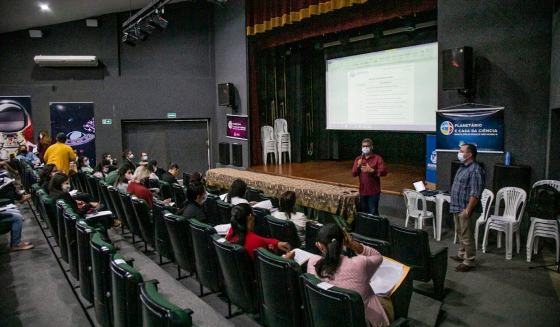 Merendeiras de Arapiraca passam por treinamento sobre nutrição escolar