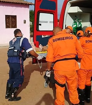 Homem fica ferido após cair de telhado