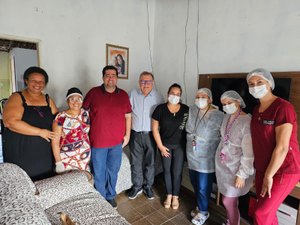 Prefeitura de Penedo e Governo de Alagoas atendem idoso acamado em sua casa para atualização de RG