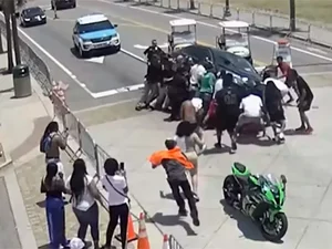 Vídeo mostra multidão levantando carro para salvar motociclista esmagado após atropelamento