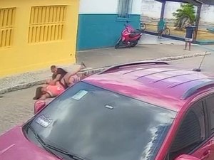 Bola usada por crianças atinge moto e provoca acidente em Campo Alegre