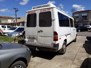 Motorista de van abandona veículo em rodovia ao perceber presença de policiais