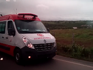 [Vídeo] Após pneu de moto estourar, condutor e garupa caem em vala às margens da AL 115