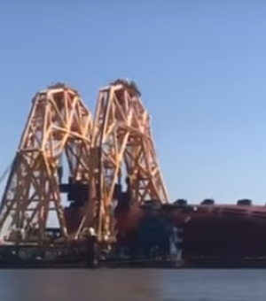 [Vídeo] Carros despencam no mar durante corte de navio tombado