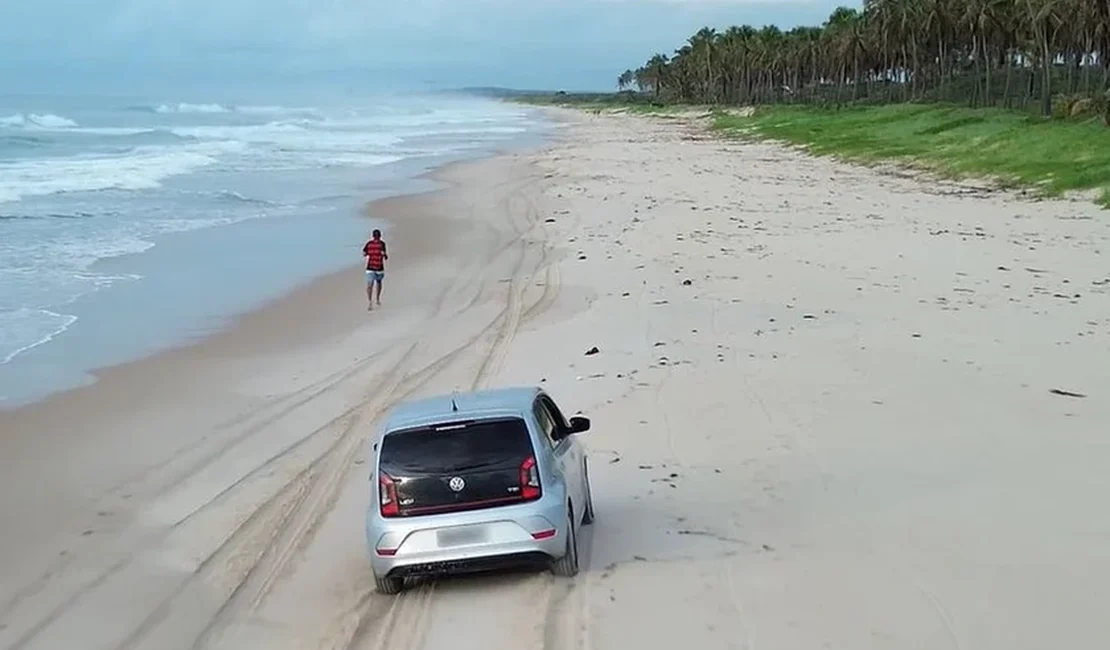 Condutor de carro que ‘passeou’ na Praia do Francês é multado em R$ 15 mil