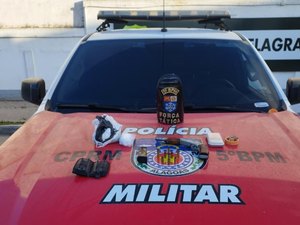 Polícia apreende drogas, arma e munições em residência no bairro Benedito Bentes, em Maceió