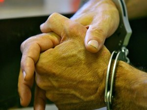 Homem é preso com 7 kg de maconha, dinheiro, arma e munições em residência