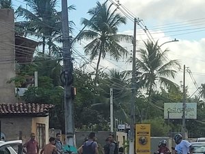 [Vídeo] Motociclista fica ferido após colidir contra carro no bairro Riacho Doce