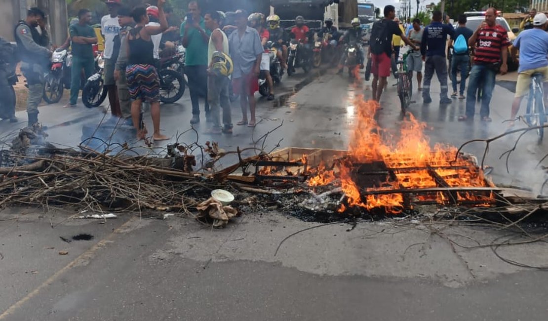 Moradores bloqueiam AL-215 contra BRK  no município de Marechal Deodoro