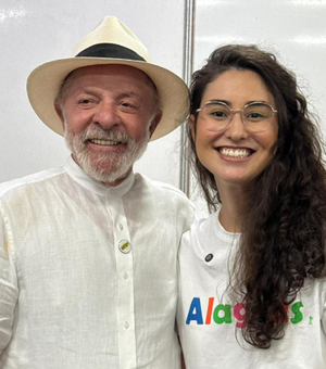 Teca Nelma participa com Lula da entrega do Minha Casa, Minha Vida, em Maceió