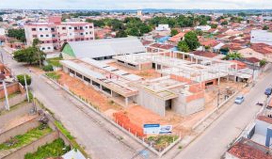 Prefeito Luciano agradece apoio do Deputado Daniel Barbosa para acelerar obra de escola- modelo em Arapiraca