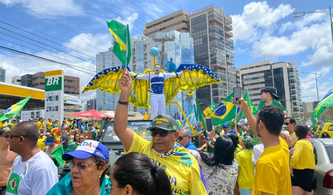 Ato pró-Bolsonaro, em Maceió, tem bonecos de Lula e Renan presos