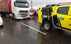 Colisão traseira entre caminhão e motocicleta deixa uma pessoa ferida em Arapiraca