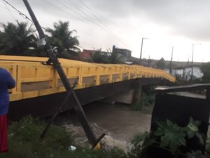 [Vídeo] Poste de alta tensão desaba e fica escorado sobre ponte em São Luís o Quitunde