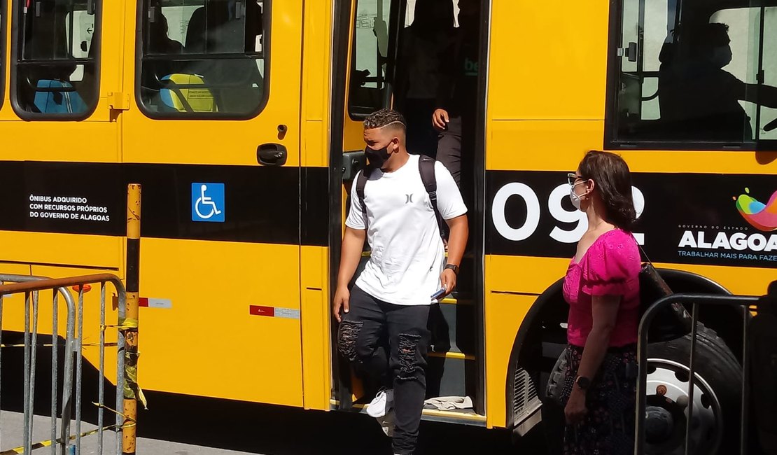 Ônibus da rede estadual levará estudantes de Arapiraca aos postos de vacinação contra a Covid-19