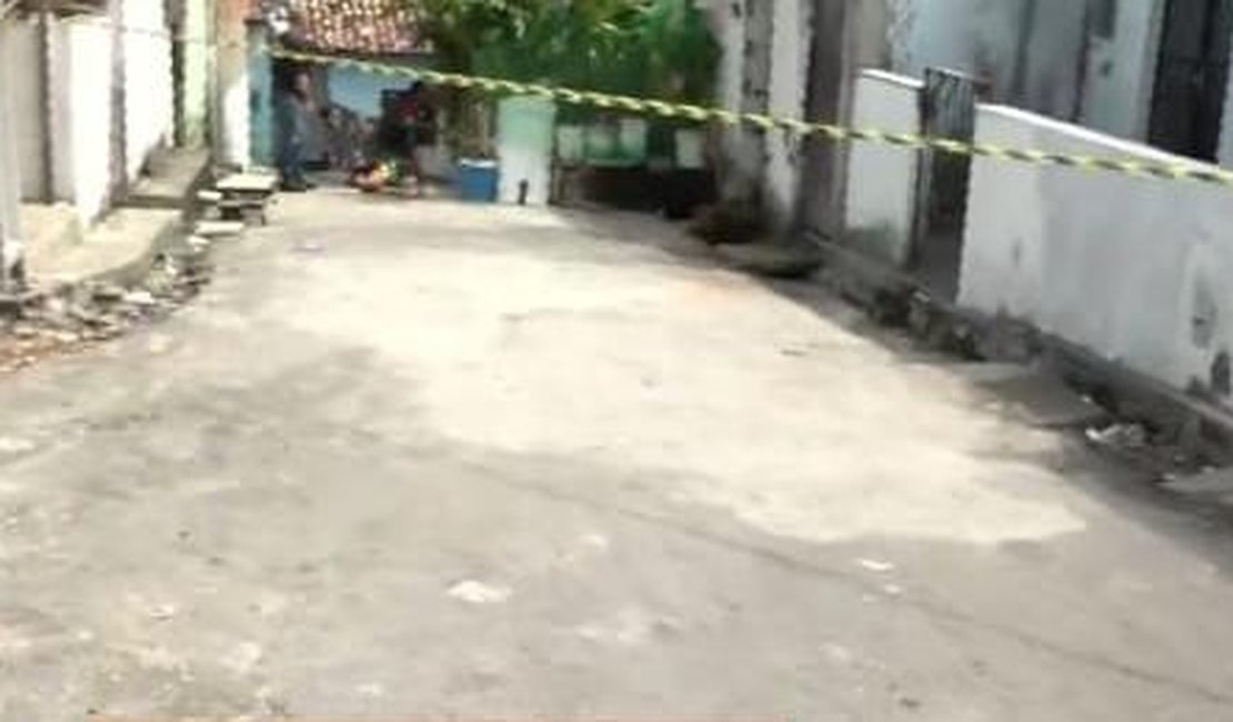 Jovem é assassinado a tiros em via pública do bairro Jacintinho