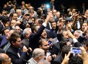 Impeachment tem ao menos 261 votos a favor e 117 contra na Câmara
