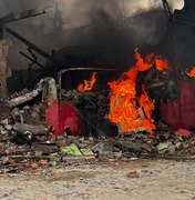 Três casas são atingidas por incêndio em fábrica de embalagens no bairro Boa Vista