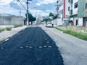 Prefeitura utiliza 180 toneladas de asfalto em operação tapa-buraco no Farol