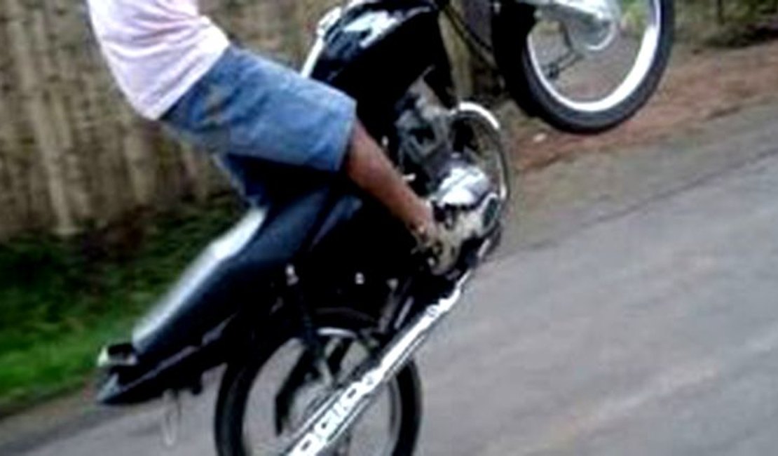 Adolescente é apreendido praticando direção perigosa com motocicleta em Arapiraca